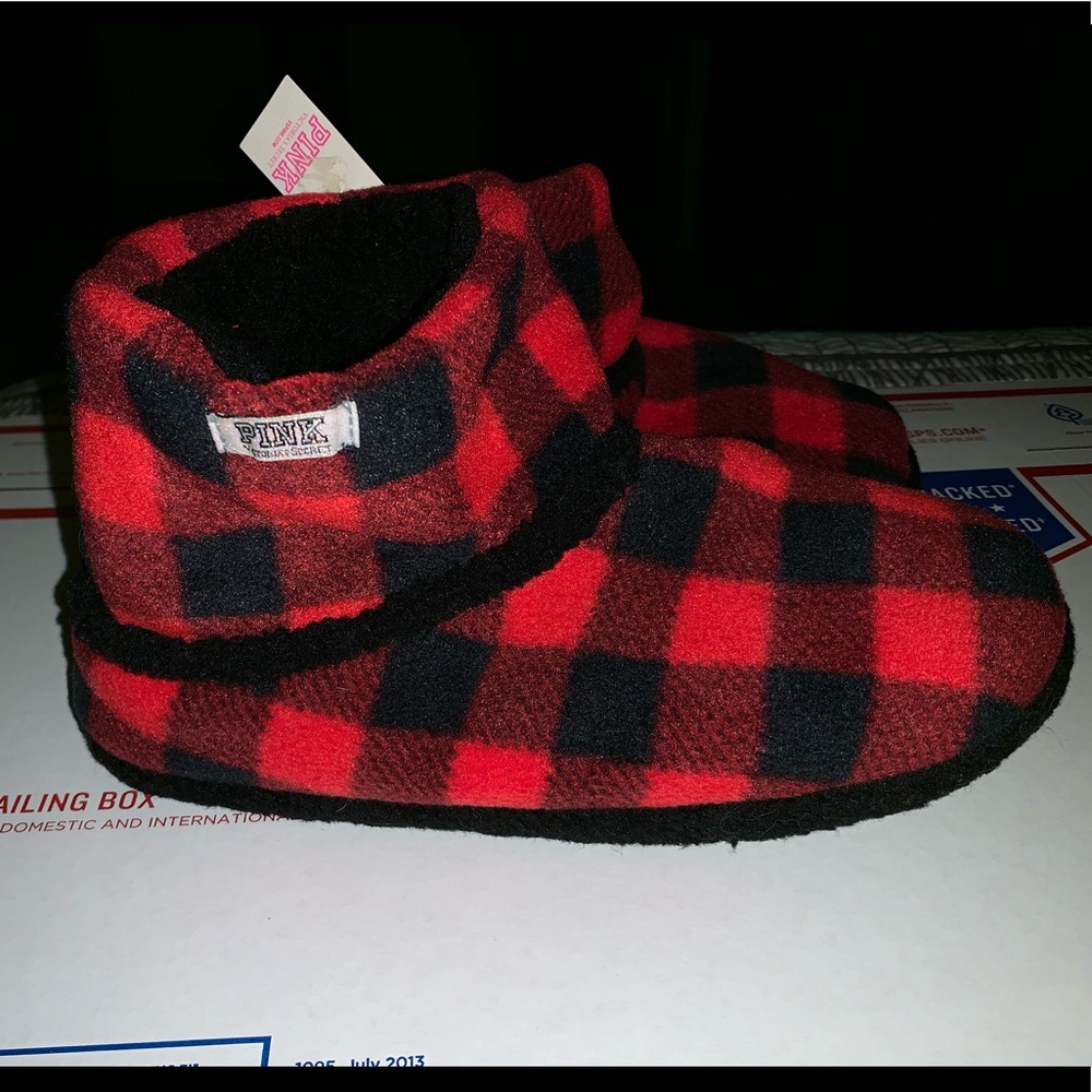 🍓NWT Victoria’s Secret pink slippers size M